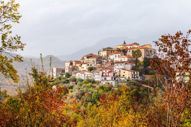 Colli al Volturno pictórica pequena aldeia na região de Molise.