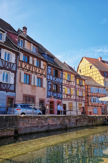 Colmar, Frankreich - 1. Mai 2012: Klein-Venedig-Viertel und Fluss Auch in Colmar, Haut Rhin im Elsass, Frankreich. Menschen im Hintergrund