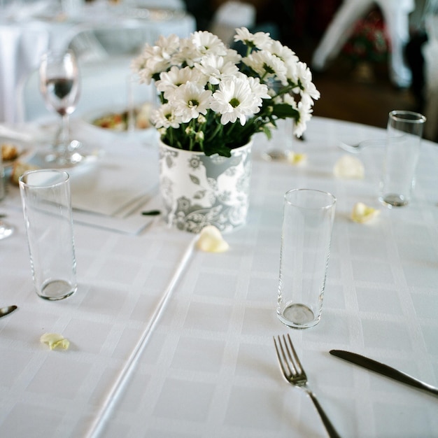 Coloca en una elegante mesa de comedor