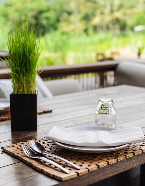 Foto coloca la mesa en el restaurante