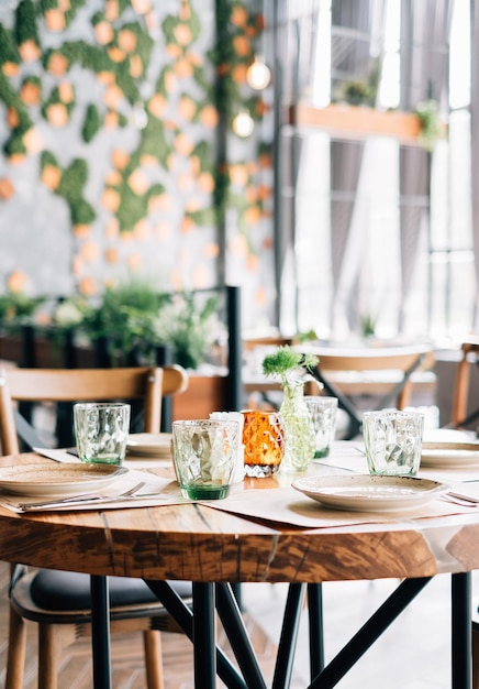 Coloca la mesa en el restaurante