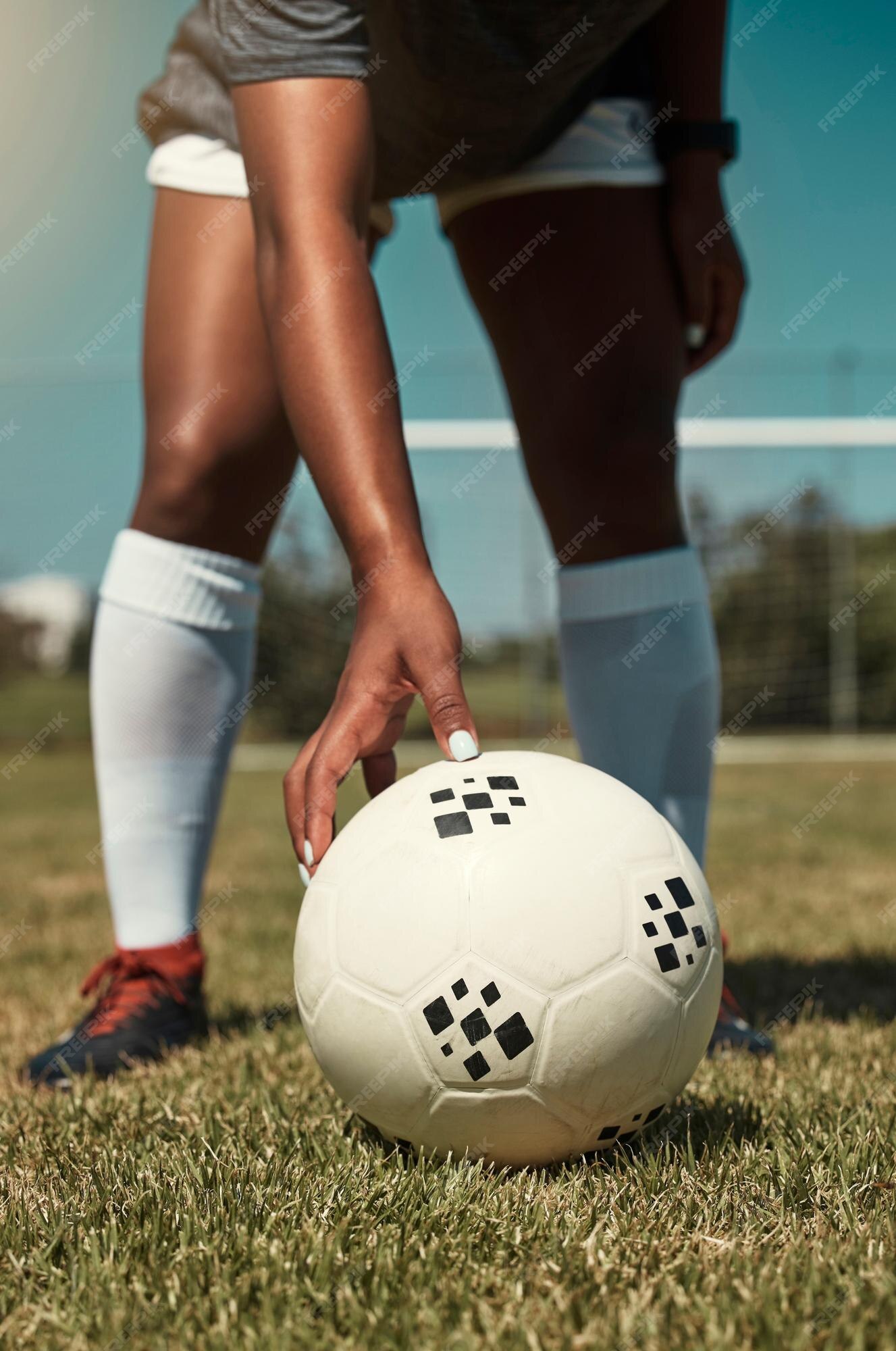 Colocação de mão e bola de futebol no campo para penalidade de cobrança de  falta ou gol em treinamento de jogo ou partida futebol feminino e grama ao  ar livre no verão para exercícios físicos e exercícios em esportes para o  bem-estar