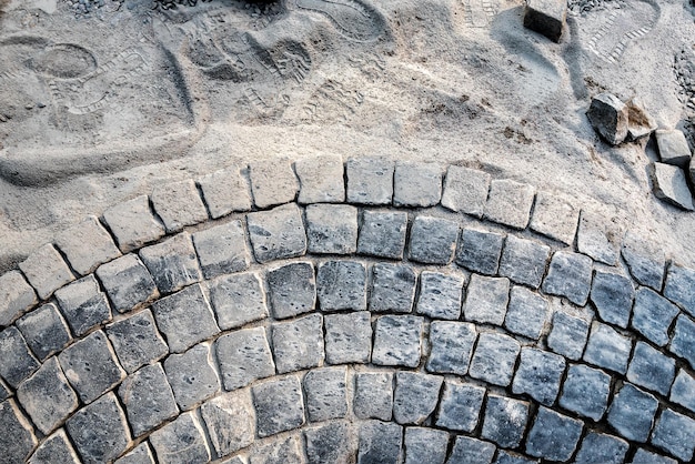 Colocação de pavimentação de pedra de granito como textura