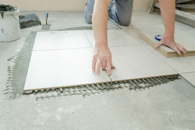 Colocación de azulejos de cerámica.