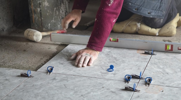 Colocación de baldosas de cerámica Renovación del piso