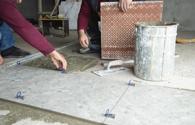 Colocación de baldosas de cerámica Renovación del piso