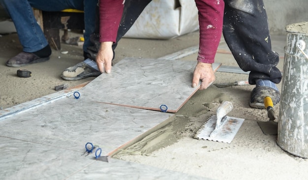 Colocación de baldosas de cerámica Renovación del piso