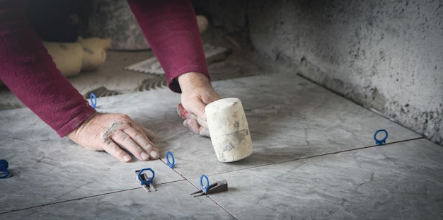 Colocación de baldosas de cerámica Renovación del piso