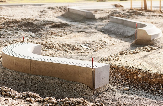 Colocación de bloques de hormigón de bordillo para bordillos de pavimentación de nuevas aceras de diseño paisajístico Bordillos redondeados