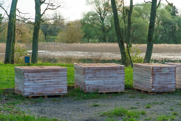 La colocación de losas de pavimentación en un sitio de construcción La reparación de una carretera o acera Las nuevas losas de pavimentación se apilan cuidadosamente en cajas