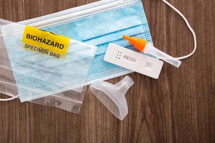 Foto colocación manual de la muestra en el dispositivo de prueba de diagnóstico de antígeno covid19