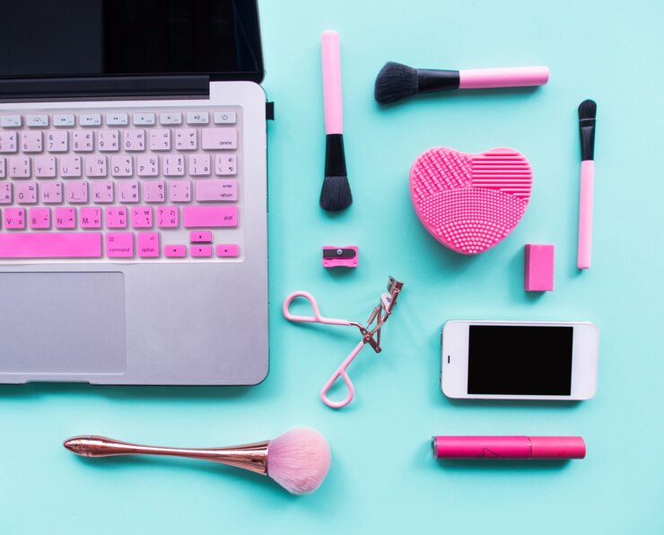 Foto colocación plana de accesorios cosméticos.