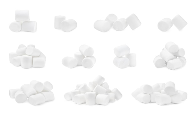 Colocado com deliciosos marshmallows doces e inchados em fundo branco