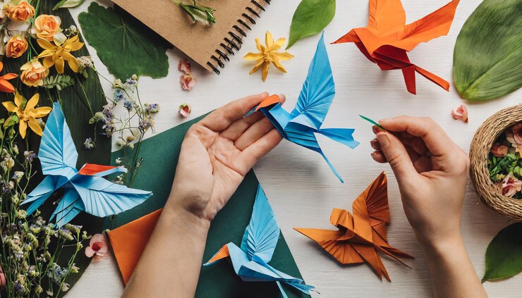 Foto colocado plano con hermosos pájaros de origami hechos a mano concepto de pasatiempo de artesanía