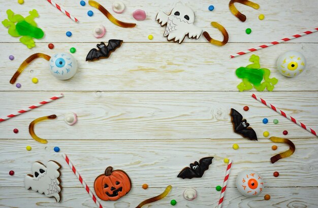 Se colocan dulces terribles en una mesa de madera para celebrar Halloween