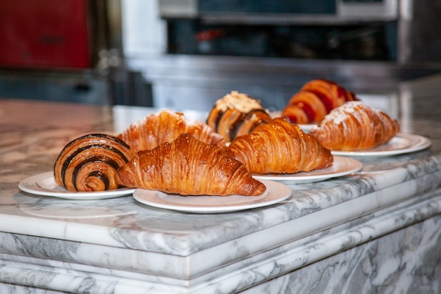 Se colocan varios croissants en la mesa de mármol antes de servir.