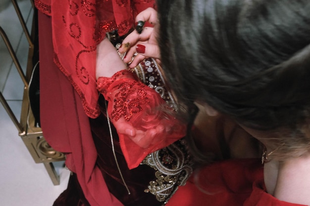colocando as mãos de henna da noiva na noite de henna