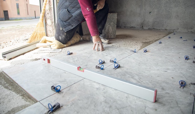 Colocando piso cerâmico Renovando o piso