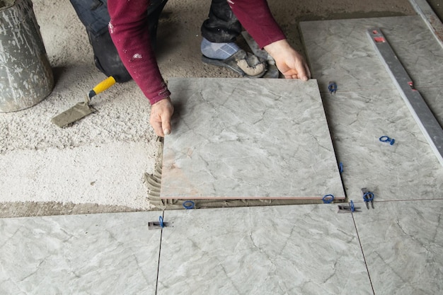 Foto colocando piso cerâmico renovando o piso