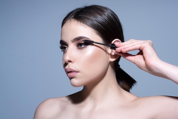 Colocando rímel preto cílios de mulher maquiagem perfeita beleza e cosméticos