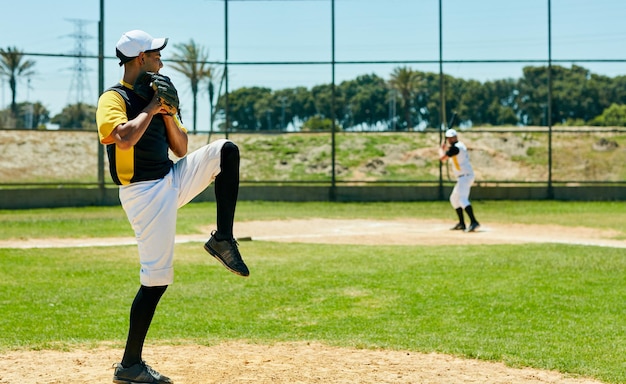 Colocando suas habilidades de arremesso para funcionar Foto de corpo inteiro de um jovem e bonito jogador de beisebol lançando uma bola durante uma partida no campo