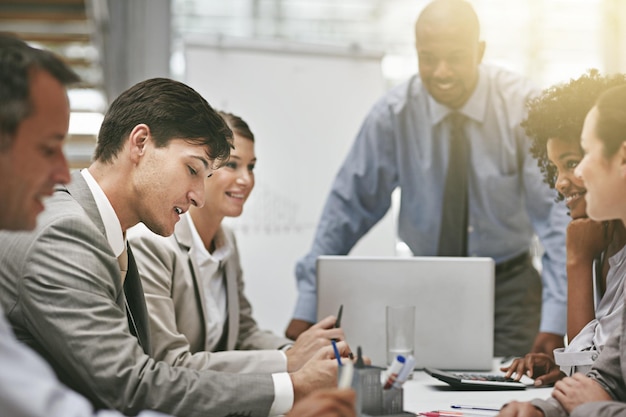 Colocando suas ideias na mesa Foto recortada de um grupo de empresários reunidos na sala de reuniões