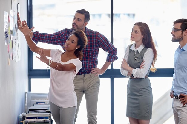 Colocando suas prioridades em ordem foto de um grupo de colegas tendo uma sessão de brainstorming no trabalho