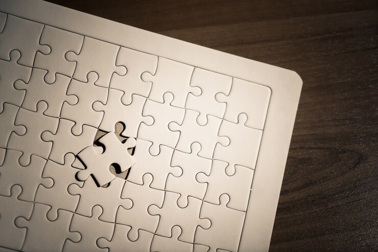 Foto colocando el último puzzle para el concepto de solución empresarial.