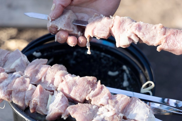 Colocar carne crua no espeto cozinhar para churrasco