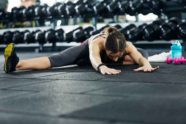 Colocar chica con pelo corto rojo en el gimnasio