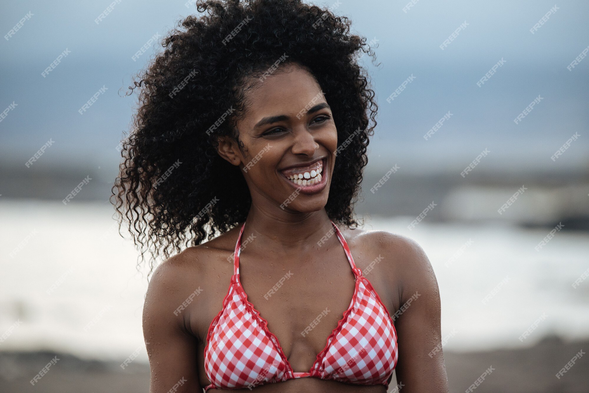 Colocar hermosa mujer negra juguetona en una playa volcánica en santo antao, cabo verde | Foto Premium