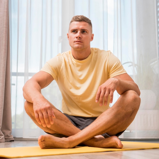 Colocar hombre haciendo ejercicio en casa en mat