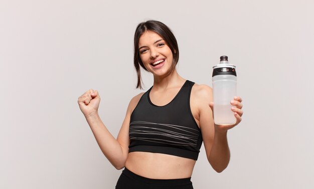 Colocar joven mujer sosteniendo una botella de agua