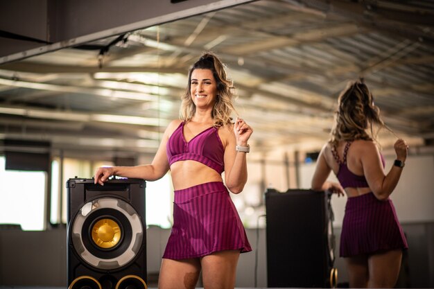 Foto colocar mujer brasileña en el gimnasio