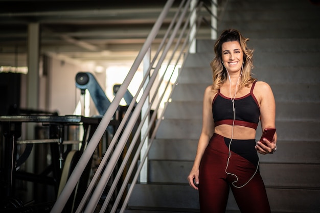 Colocar mujer brasileña worko en gimnasio