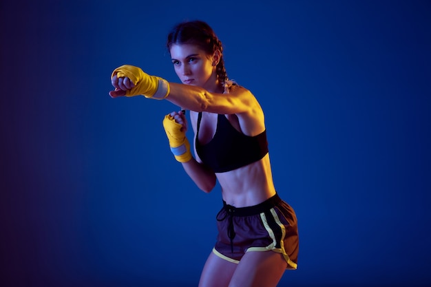 Póster Mujer de la aptitud con las vendas de boxeo azules, tiro del estudio