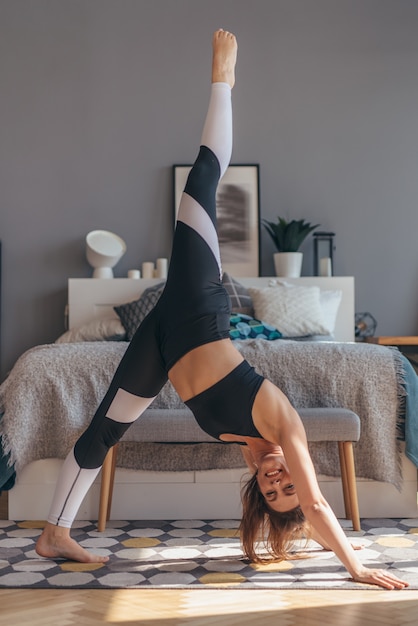 Colocar mujer estirando haciendo ejercicio de yoga.