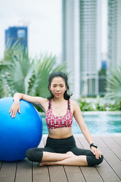 Colocar mujer con pelota de fitness