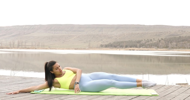 Colocar mujer practicando entrenamiento de músculos abdominales.