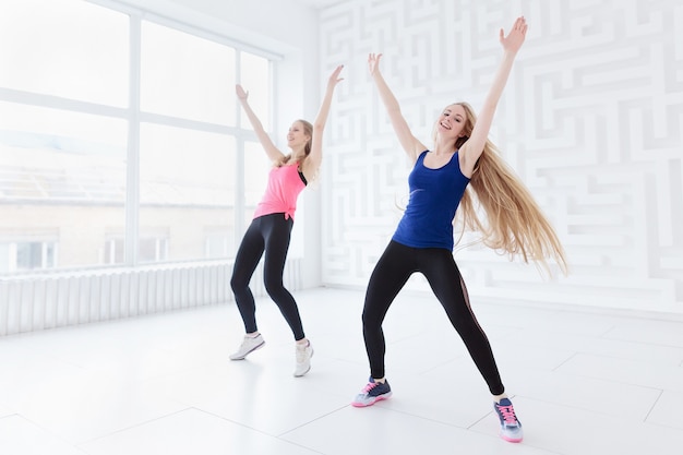 Colocar mujeres jóvenes haciendo ejercicios de cardio