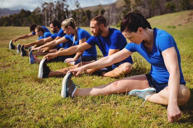 Colocar personas haciendo ejercicio en el campo de entrenamiento