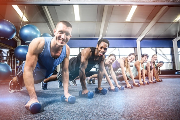 Colocar personas trabajando en clase de fitness en el gimnasio