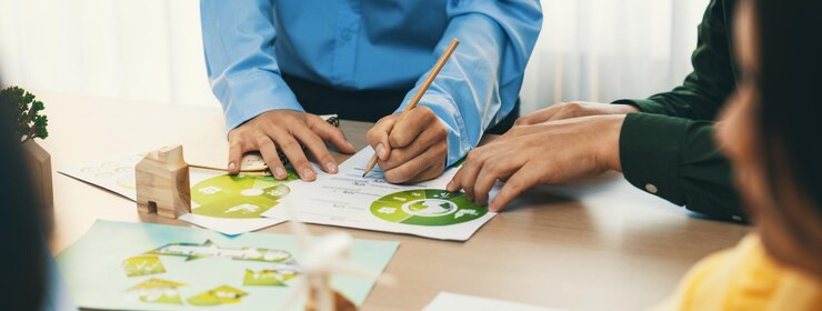 Foto se colocó un cartel de la ciudad verde en una reunión de negocios verdes closeup delineation