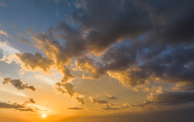 Colofrul nubes brillantemente iluminadas por la puesta del sol en el cielo de la tarde Cambio del clima nublado al atardecer