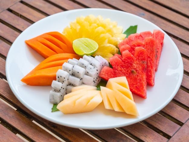 Foto coloful muchas frutas en plato blanco