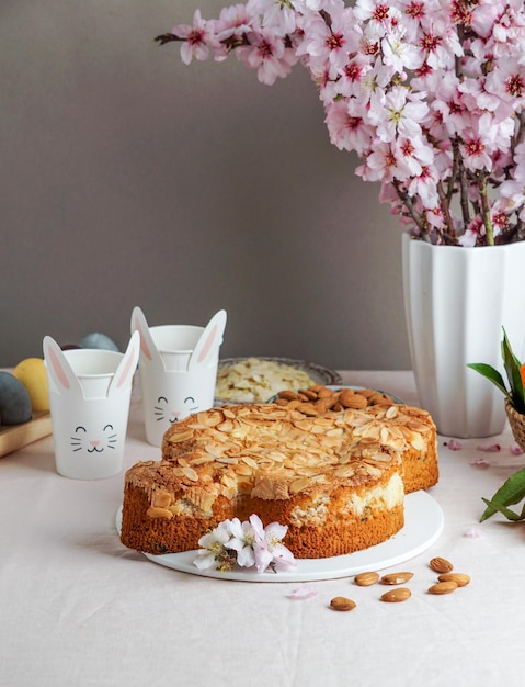 Colomba pastel de paloma de pascua tradicional italiano con almendras macaranage glaseadas