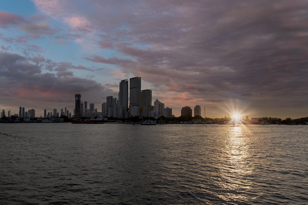 Colombia escénica bahía de cartagena bocagrande y horizonte de la ciudad al atardecer