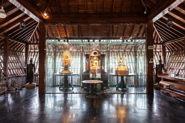 Foto colombo, sri lanka - 27 de fevereiro de 2017: templo budista seema malaka no lago beira em colombo, sri lanka. seema malaka faz parte do templo gangaramaya.