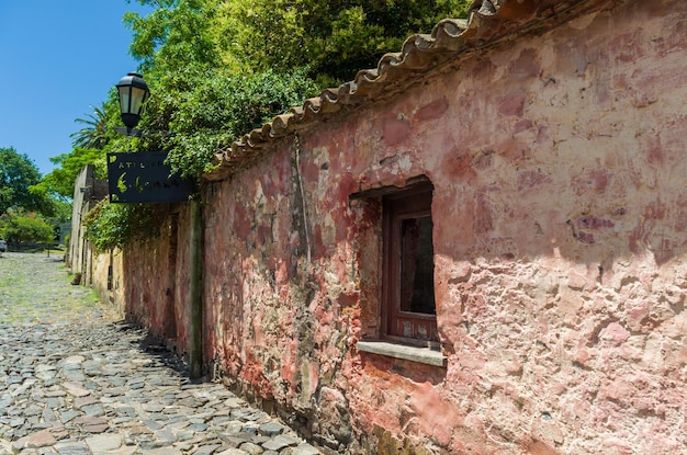 Colonia del Sacramento Uruguay 26. Dezember 2015 Portugiesische Kolonialarchitektur und alte Kopfsteinpflasterstraßen sind einige der Hauptmerkmale von Colonia Del Sacramento