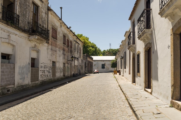 Colonia del Sacramento Uruguay 26 de diciembre de 2015 La arquitectura colonial portuguesa y las antiguas calles empedradas son algunas de las principales características de Colonia del Sacramento